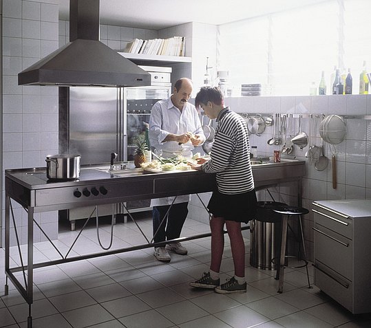 Table de travail en inox, accessible des deux côtés