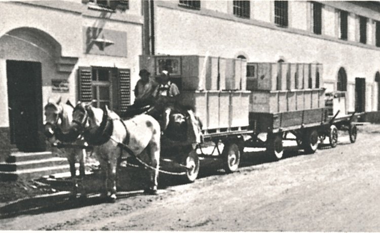 1951: consegna in carrozza di credenze confezionate in casse