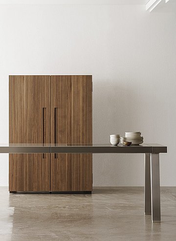 Klares aufeinander abgestimmtes Design von Geräteschrank, Werkschrank und Werkbank.