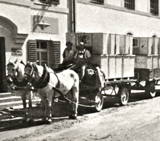 Consegna in carrozza di credenze confezionate in casse