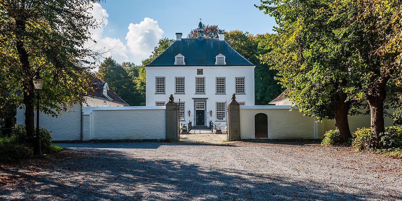 buitenaanzicht witte kasteel