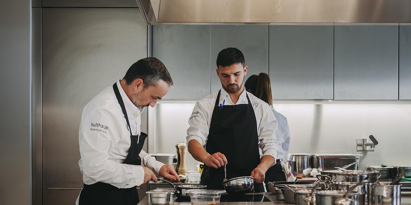 Vincent Farges chose an impressive bulthaup kitchen in white and stainless steel of almost 100 square meters